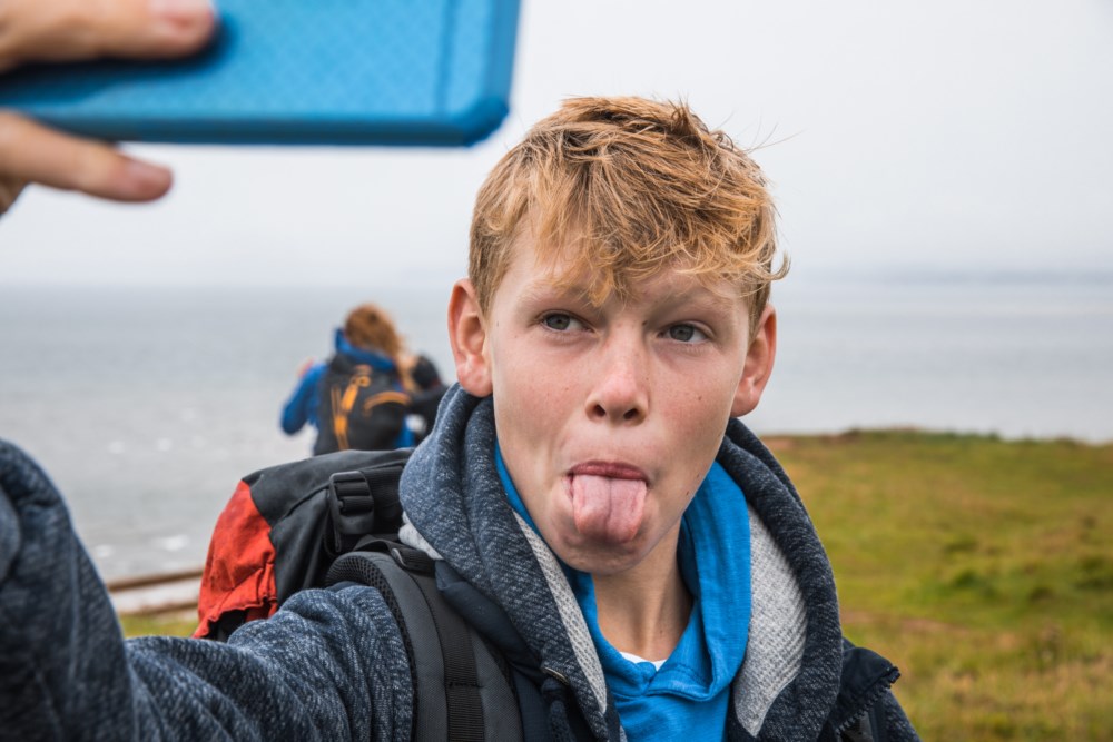 Tenåring tar selfie med tunga ute.